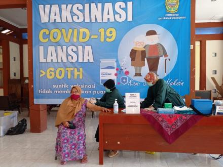 Seratus Orang Lansia di Segoroyoso Hari ini Mendapatkan Vaksin Dosis 1