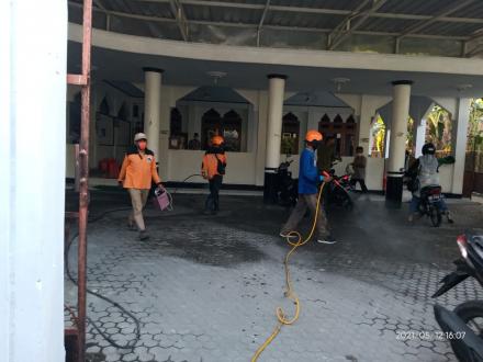 Persiapan Sholat Idul Fitri Relawan FPRB Segoroyoso Lakukan Penyemprotan Tempat Ibadah