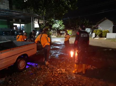 Pengurukan Jalan Berlubang oleh FPRB Segoroyoso