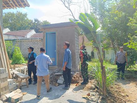 Lurah Segoroyoso Bersama Tim Tinjau Progres Pembangunan RTLH dan Jamban Sehat